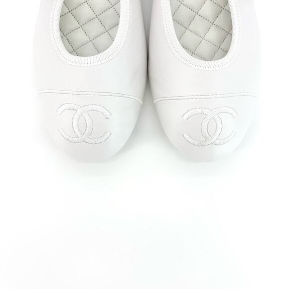NEW Chanel 2024 Interlocking CC Logo White Leather Cap Toe Ballerina Flats 42 - Picture 6 of 10